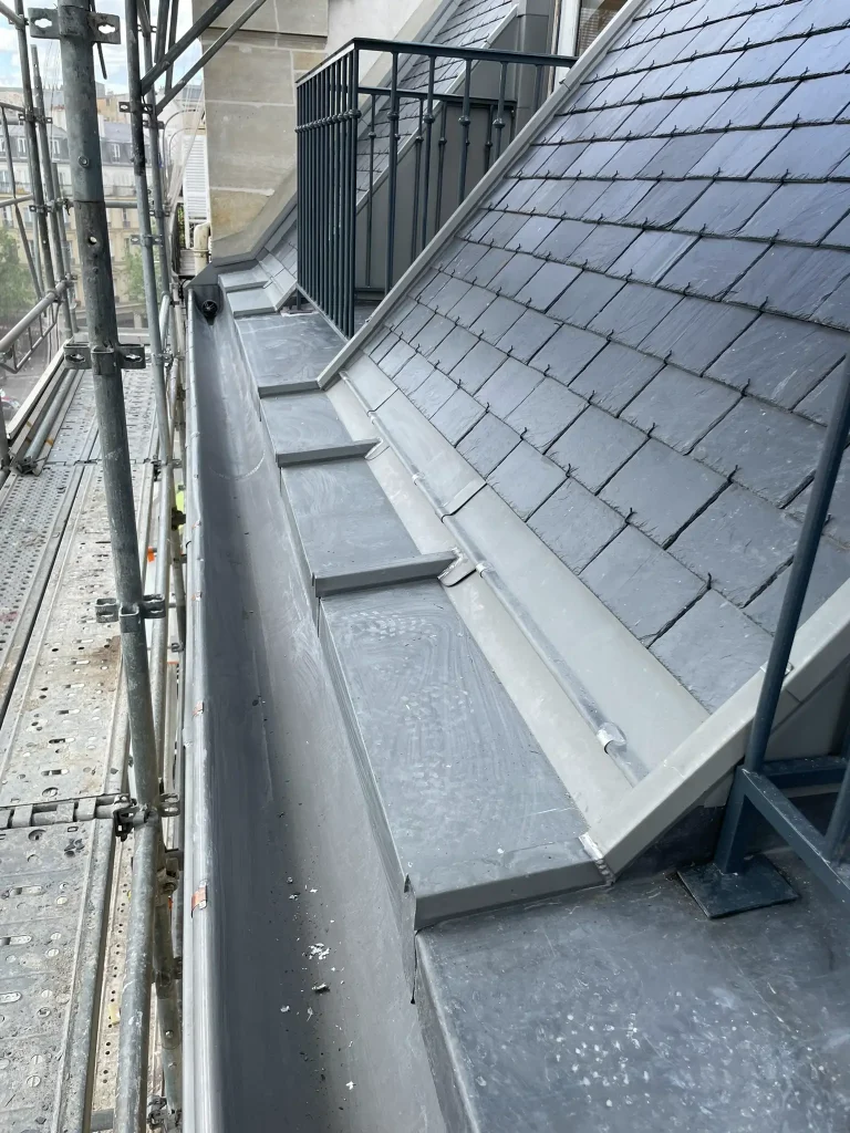 Couverture en ardoise et chéneau en zinc sur un chantier TEIMAC, vus depuis l'échafaudage