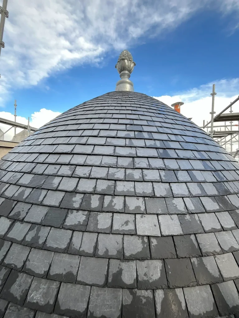 Chantier Abbé de l'Épée : dôme en ardoise naturelle restauré, épi sommital