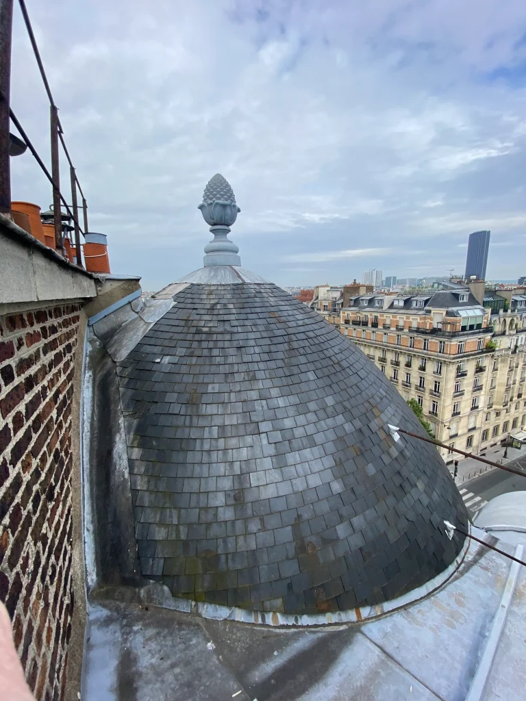 Chantier Abbé de l'Épée : dôme en ardoise avant la restauration