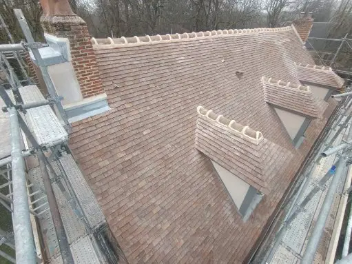 Toiture en tuiles plates anciennes avec lucarnes, vue depuis l'échafaudage