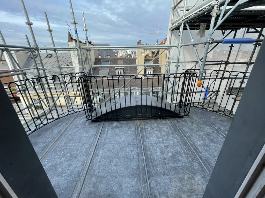 Balcon filant avec garde-corps en fer forgé pendant des travaux d'étanchéité